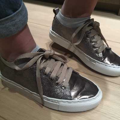 goudkleurige sneakers